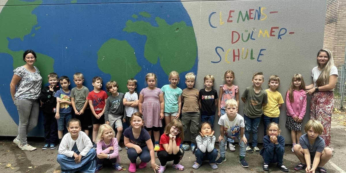 Klassenlehrerin Frau Benninghoff (links im Bild)  -  Sozialpädagogische Fachkraft Frau Lindemann (rechts im Bild)