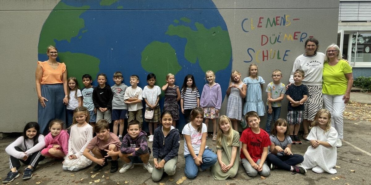 Klassenlehrerin Frau Grotstabel mit Frau Stoffers (Unterstützungskraft) und  Förderlehrkraft Frau Engels